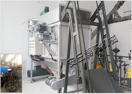 爬斗上料式拆包机现场