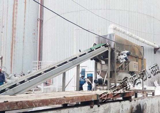 片碱自动拆包机现场图