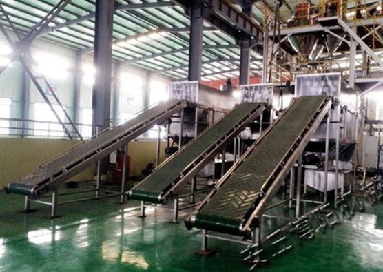 钙粉、PP粉、PE粉自动拆包机（三台）现场图