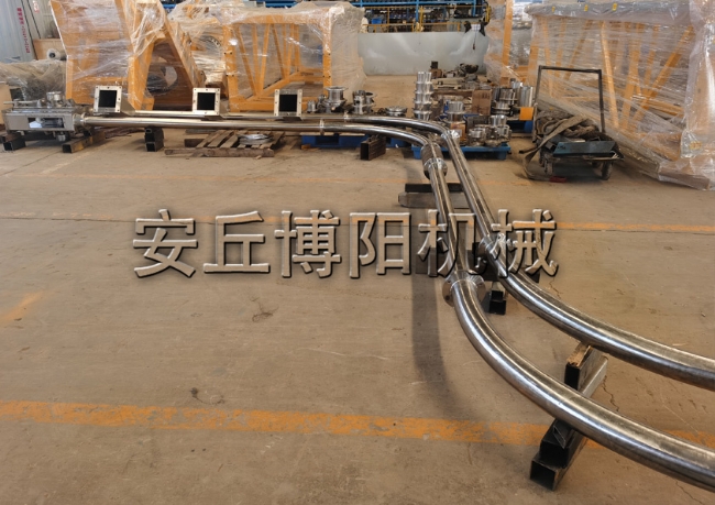 钙粉钢丝绳管链式输送机现场   山东管链机生产厂家