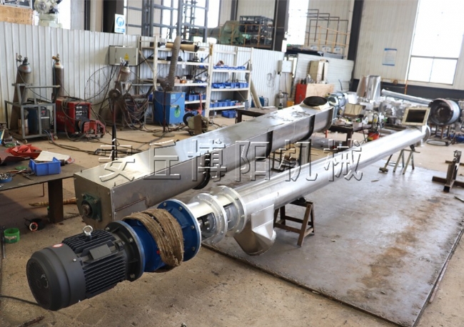 钛白粉螺旋输送机设备 螺旋输送机车间实拍