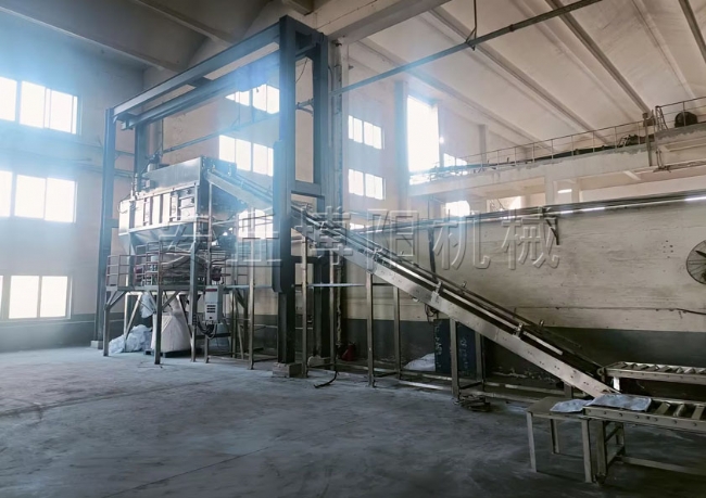 小苏打自动拆包机现场   小袋拆包后可直接换成吨包