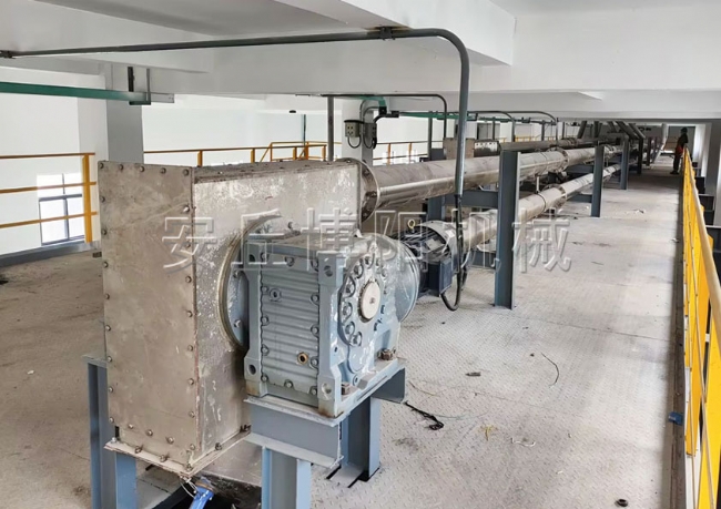 工业盐管链输送机安装现场    山东管链式输送设备定制厂家