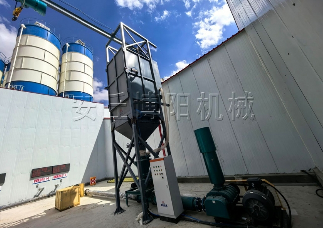 生石灰粉吨袋拆包机 石灰石粉吨袋拆袋机工作现场